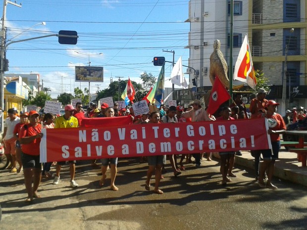 MST realizou manifestação a favor da presidente em Sousa, na Paraíba (Foto: Felipe Valentim/TV Paraíba)