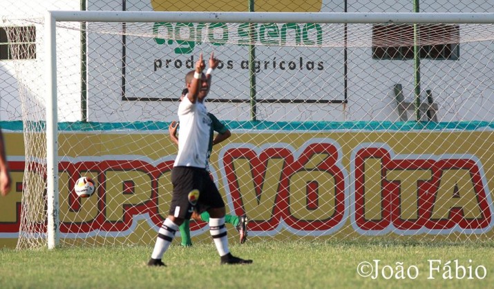 Jogador do Botafogo comemora o gol no início do primeiro tempo (Foto: João Fábio) 