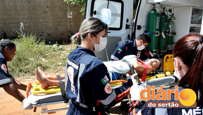 Samu socorrendo uma das vítimas para o Hospital Regional (foto: Charley Garrido)