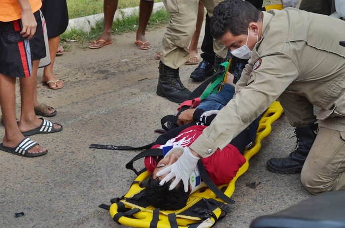 Bombeiros no local do acidente (foto: Ângelo Lima)