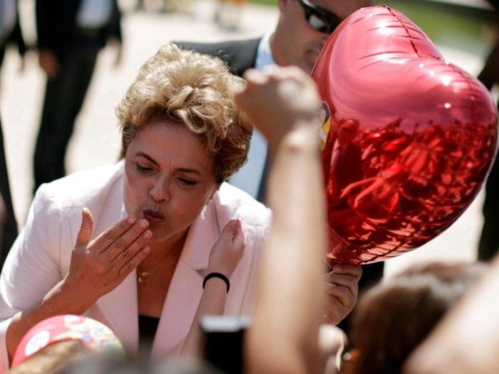 Dilma Rousseff manda beijos para apoiadores durante sua saída do Palácio do Planalto, em Brasília (Foto: Ueslei Marcelino/Reuters)