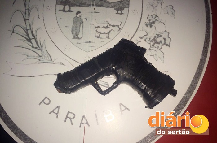 Arma apreendida com os acusados (foto: divulgação/PM)