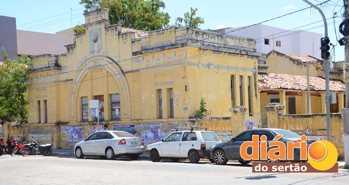 Prédio fica localizado no centro da cidade de Sousa (foto: Charley Garrido)