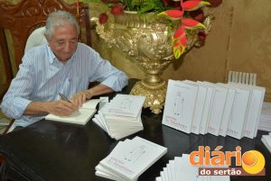 Frassales autografa livros no lançamento