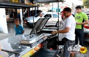 Damião vende lanche durante o dia