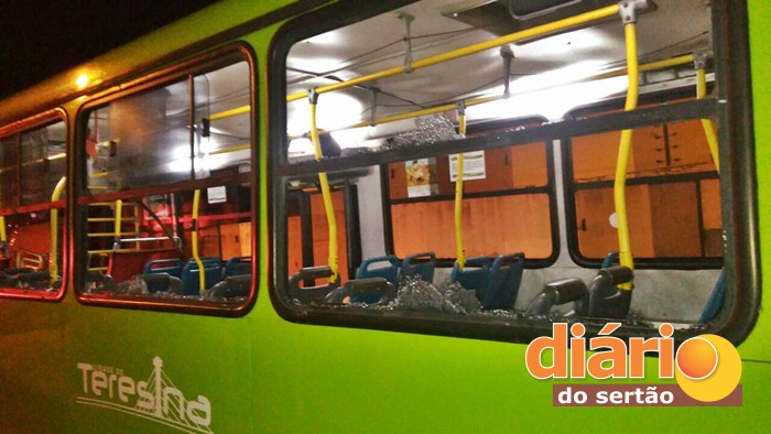 Ônibus foi apedrejado por moradores (foto: Divulgação/PM)