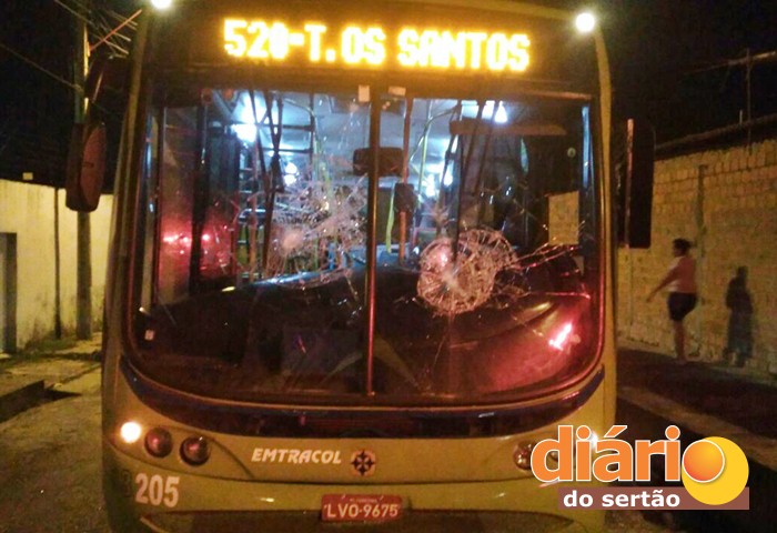 Ônibus foi apedrejado por moradores (foto: Divulgação/PM)