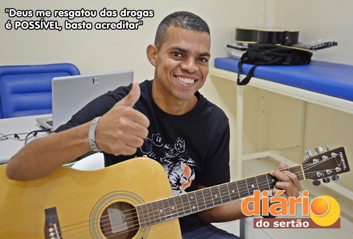 Paulinho hoje canta e toca violão (foto: Charley Garrido)