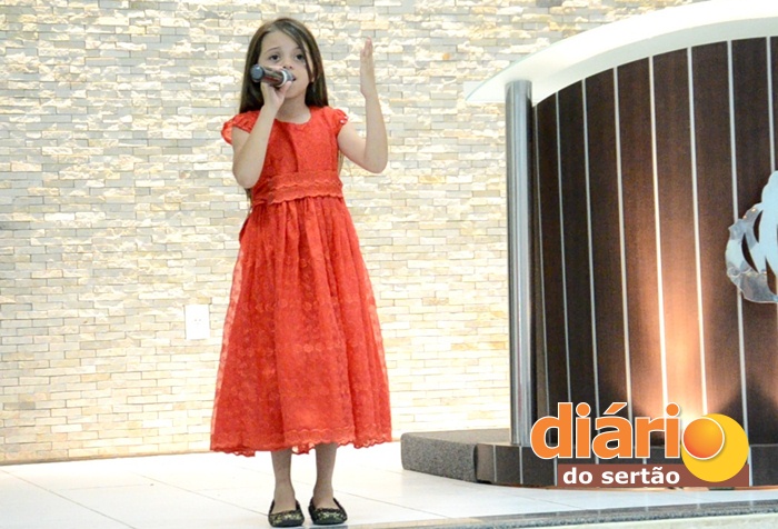 Cantora Sara Martins, cantando na Igreja Presbiteriana de Sousa (foto: Charley Garrido)