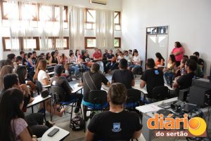 Alunos e professores em assembleia para discutir futuro do Bloco de História Paccelli Gurgel