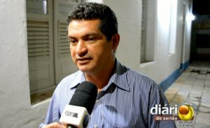 Vereador Luiz Claudino defende prefeitura