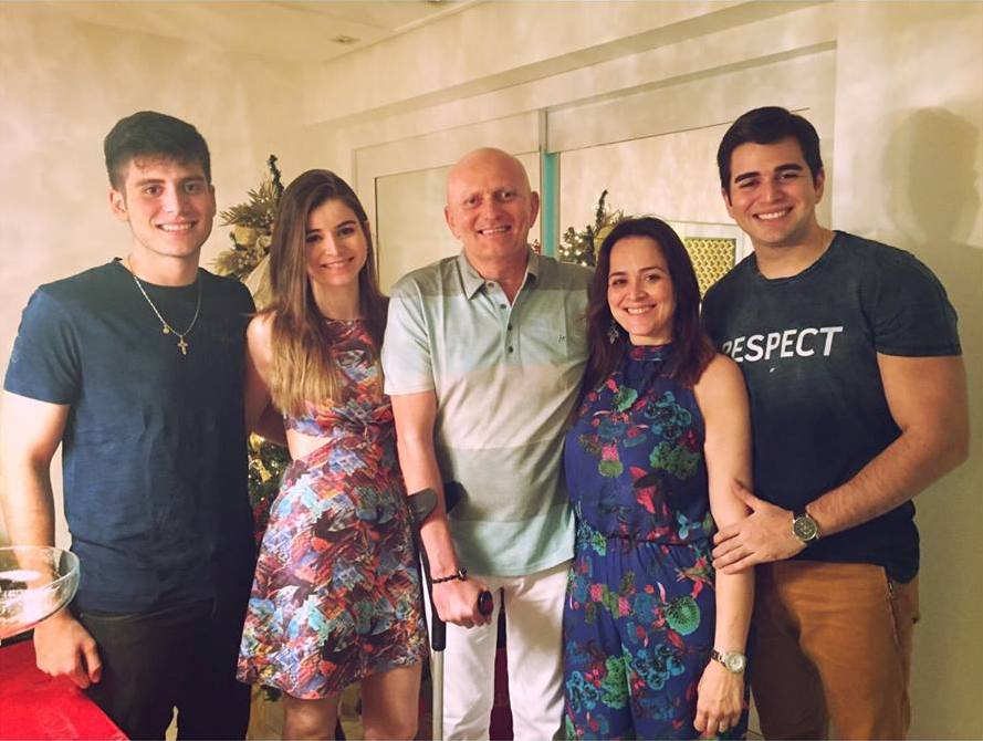 Alexandre (a esquerda) filho dos empresários sousenses aprovado em Medicina (Foto: Facebook)