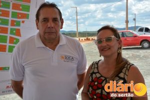 Engenheiro Alexandre Costa ao lado de Inês Claudino, neta de Joca Claudino, patriarca da família Claudino que dá nome ao loteamento