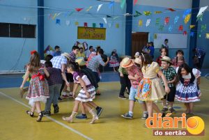Alunos brincam quadrilha no São João do Carmelita