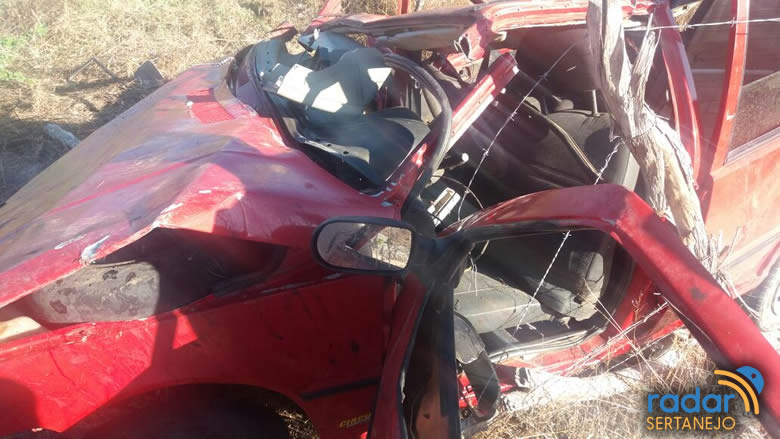 Fiat Uno ficou completamente destruído após o acidente (Foto: Radar Sertanejo)