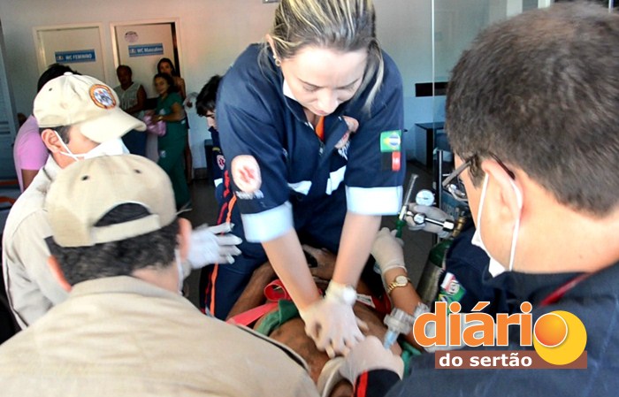 Samu realizando procedimento de reanimação da vítima (foto: Charley Garrido)