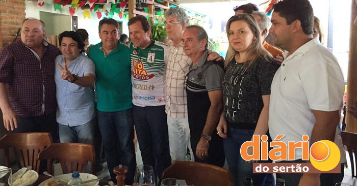 Governador ao lado dos pré-candidatos a prefeito de Sousa (foto: reprodução/WhatsApp)
