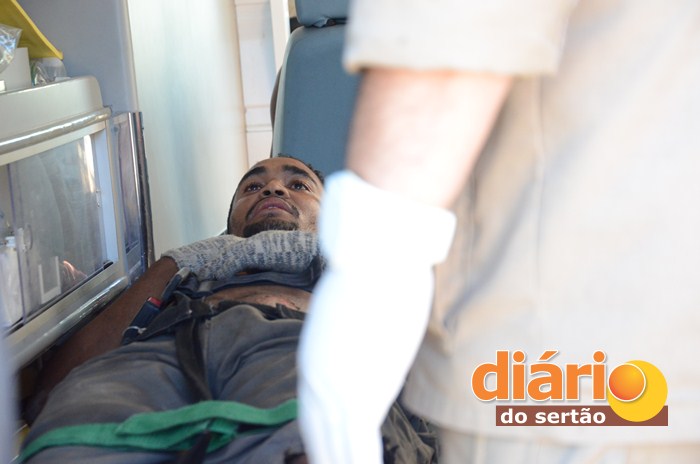 Vítima sendo socorrida pelos bombeiros (foto: Charley Garrido)