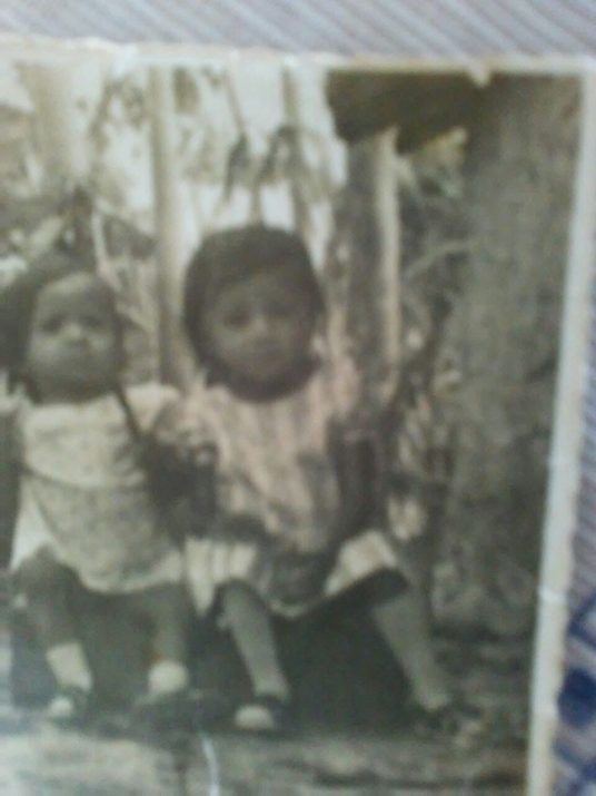 Meninas na época que ainda estavam com a mãe