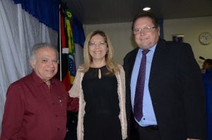 José Antônio, fundador da rádio; Denise Albuquerque, prefeita de Cajazeiras; e Nilson Lopes, presidente da Câmara