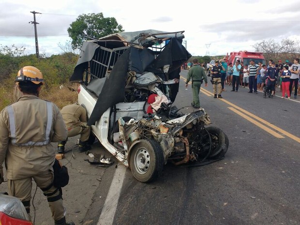 Duas pessoas morreram no acidente (Foto: Reprodução TV Verdes Mares)