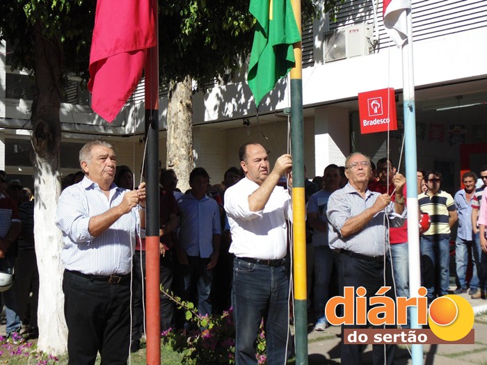 Hasteamento das bandeiras (foto: DS)