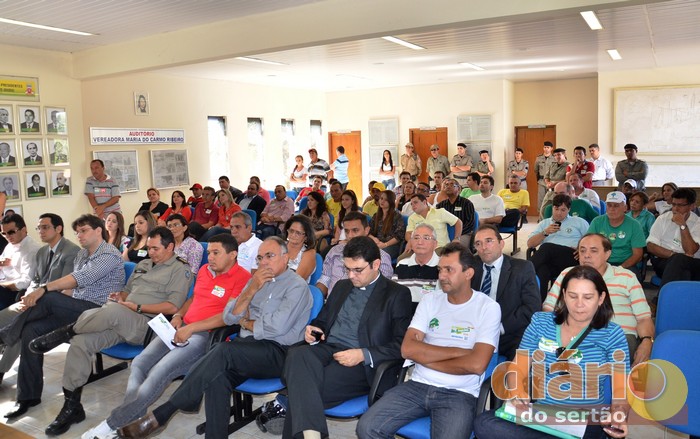 Sociedade participou do debate fazendo perguntas aos candidatos