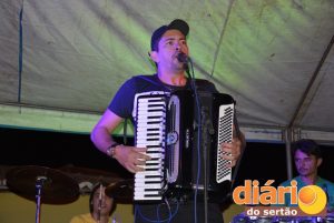 Fernando Farias tocando no Distrito de Tanques
