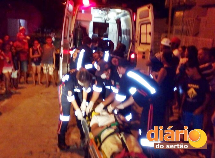 Equipe do SAMU realizando resgate das vítimas (foto: Diário do Sertão)