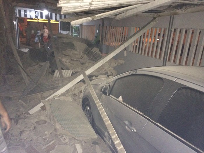 Parte da estrutura da casa ficou destruída e duas pessoas foram levadas para o hospital (foto: reprodução/WhatsApp)