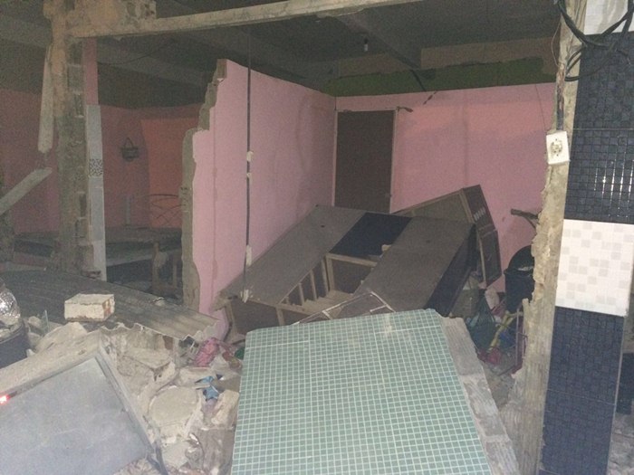 Parte da estrutura da casa ficou destruída e duas pessoas foram levadas para o hospital (foto: reprodução/WhatsApp)
