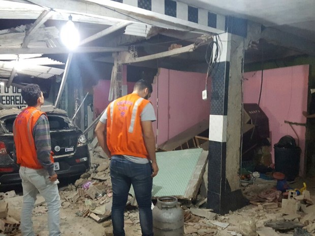 Parte da estrutura da casa ficou destruída e duas pessoas foram levadas para o hospital (Foto: Ruiter Sansão/Defesa Civil)