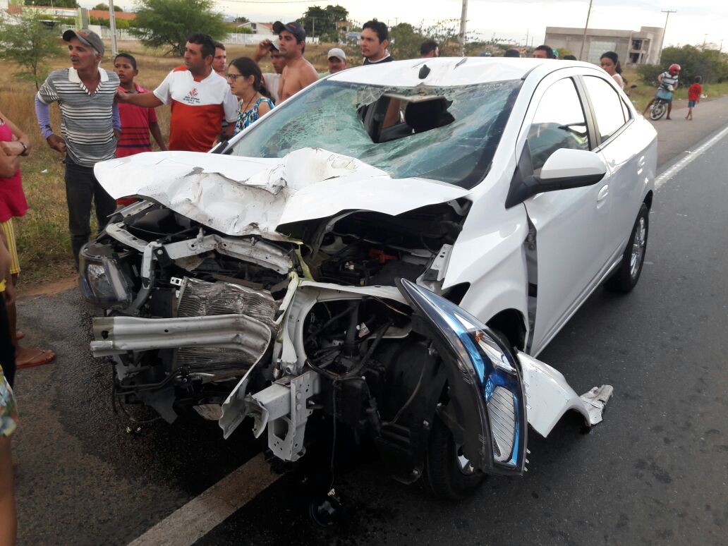 Carro envolvido no acidente ficou parcialmente destruído (Foto: Sertão Informado)