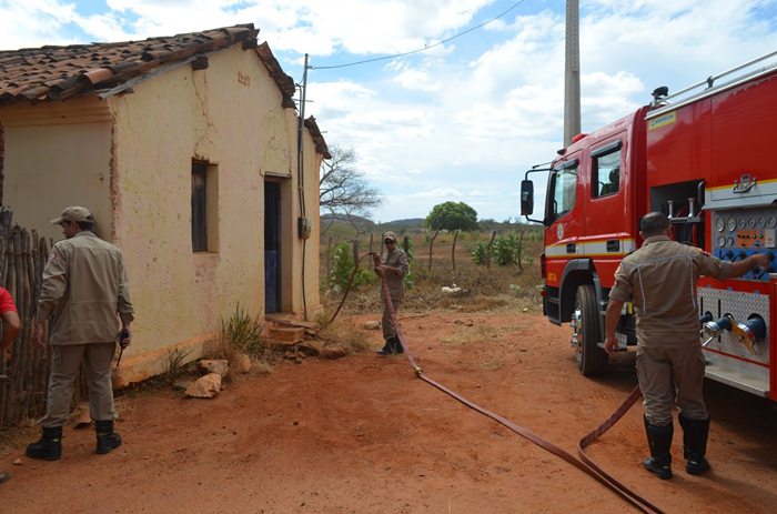 Incêndio pode ter sido criminoso, diz bombeiro (foto: Ângelo Lima)