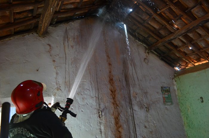 Incêndio pode ter sido criminoso, diz bombeiro (foto: Ângelo Lima)