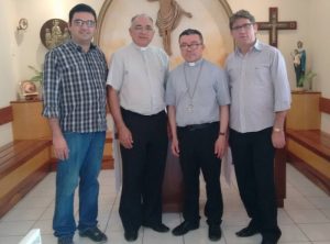 Novo bispo (segundo à direita) em visita a Cajazeiras