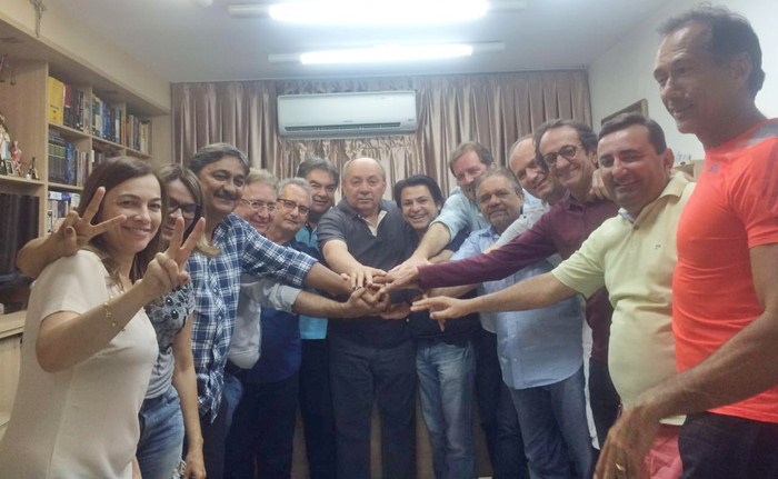 Lideranças políticas reunidas na casa de João Estrela (foto: reprodução/WhatsApp)