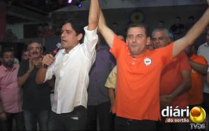 Chico Mendes (de camisa laranja) é anunciado pelo prefeito Domingos Neto