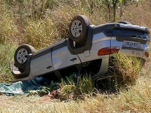 Carro capotou após motorista ser baleado e perder o controle (Foto: Reprodução/TV Anhanguera)