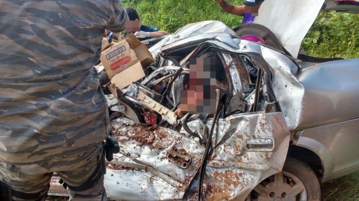 Após acidente, carro de passeio ficou completamente destruído (Foto: TV Mirante)