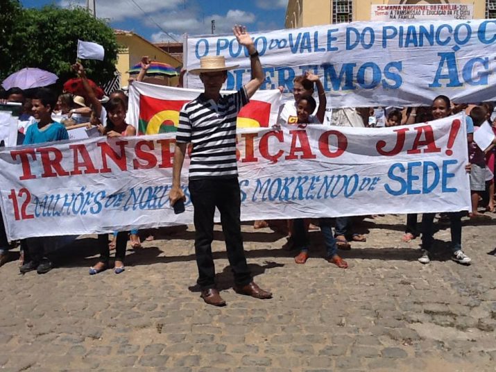 Tento dar minha humilde parcela de contribuição para que tenhamos um país mais justo, humano, solidário, como expressão visível, palpável, do Reino de Deus