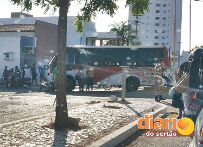 Acidente entre ônibus e moto no centro de Sousa (foto: reprodução/WhatsApp)