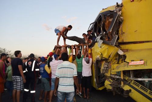 Vítima sendo socorrida (foto: Vale NewsPB)