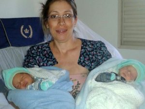 Paula e os bebês gêmeos Pedro, de azul, e Miguel, de branco (Foto: Arquivo pessoal/Divulgação)