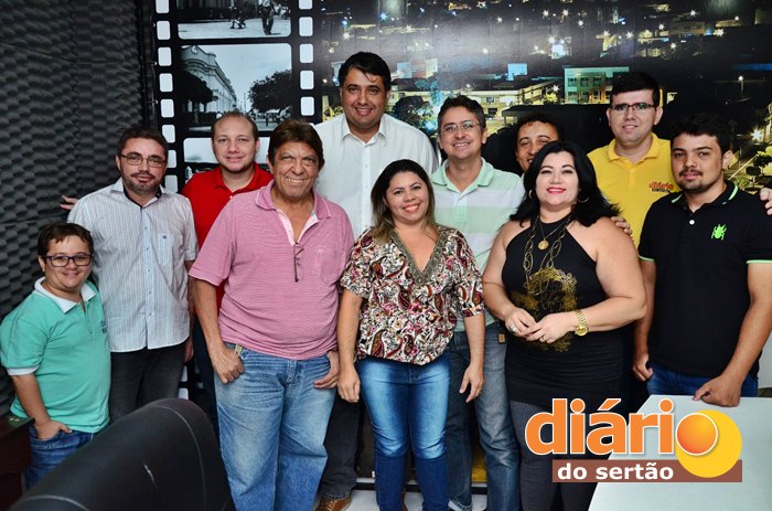 Equipe da Rádio Líder FM e Diário do Sertão após entrevista com o prefeito André Gadelha (foto: Samy Play)