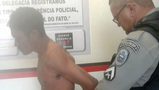 Fabiano chegando à delegacia (Foto: Sertão Informado)