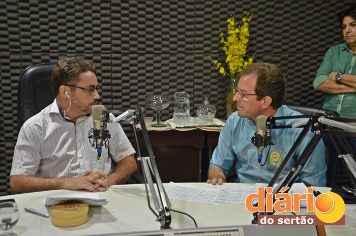 Radialista Levi Dantas entrevistou o candidato da oposição, Fábio Tyrone (foto: Charley Garrido)