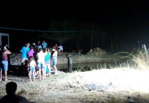 Corpo estava submerso na água (Foto: Ângelo Lima)