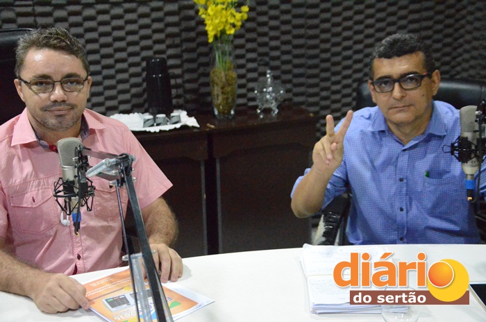 Radialista Levi Dantas comandou a entrevista com o candidato a prefeito de Aparecida, Júlio César (foto: Charley)