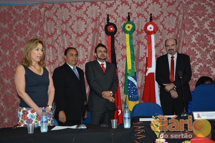 Siro Darlan ao lado da esposa e do ex-prefeito de Cajazeiras, Carlos Antônio. À direita, o deputado Jeová Campos